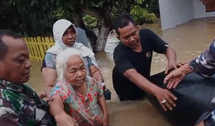 Anggota Polres, Kodim 0829, dan BPBD Bangkalan mengevakuasi warga terdampar banjir di Bangkalan, Selasa (12/3/2024). (Foto: Istimewa)