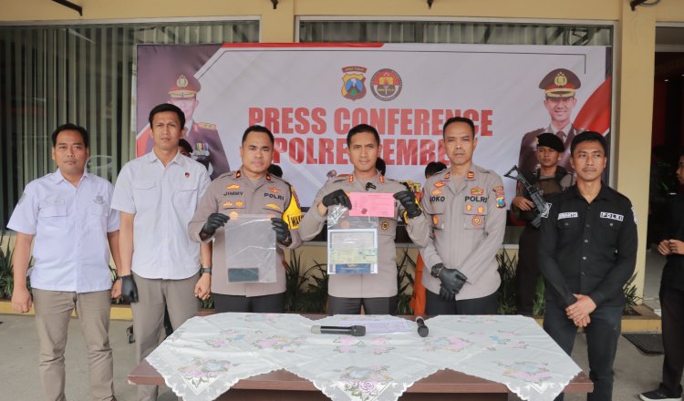Kapolres Jember menunjukkan barang bukti dalam Press conference ungkap kasus perampokan tersangka Michael terhadap tunangannya. (Foto: Humas Polres Jember)