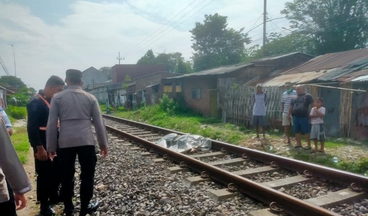 Jasad korban tergeletak di rel usau tersambar kereta api, Rabu (13/3/2024). (Foto: Teamwork)