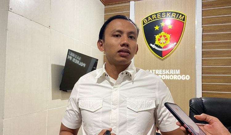 Kasatreskrim Polres Ponorogo, AKP Ryo Perdana, diwawancarai awak media. (Foto: Istimewa)