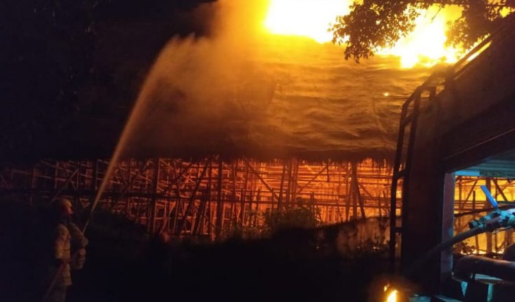 Damkar Pos Komando Kota Jember menyemprotkan air ke api yang membakar gudang PTPN X Ajung. (Foto: Istimewa)