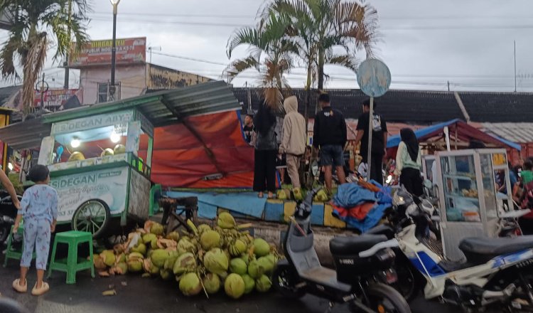 Kondisi warung Es Kelapa yang roboh terdampak perkelahian kedua pemuda. (Foto: Teamwork)