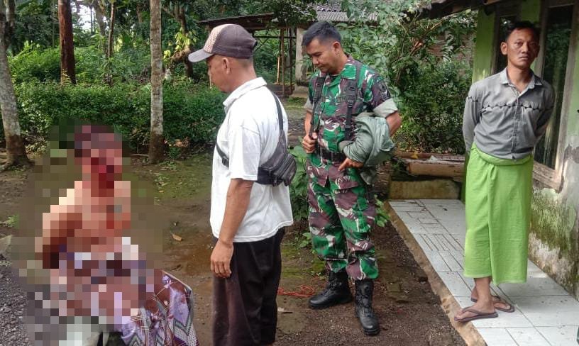 JEMBER: Kepala Desa Panduman, Babinsa, dan Babinkamtibmas mengamankan DA. (Foto: Teamwork)