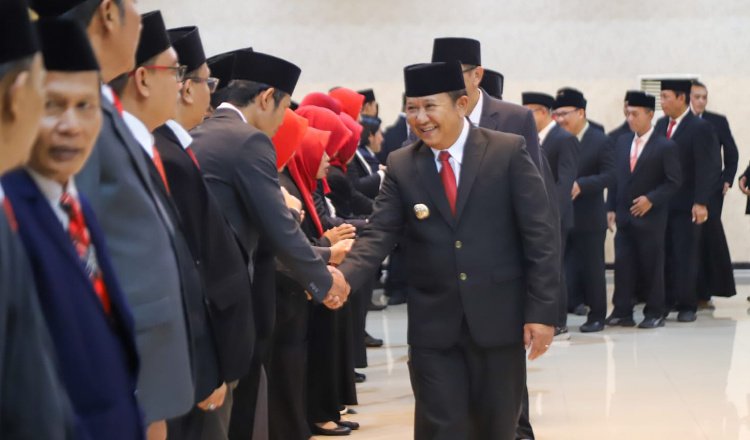 Bupati Jember berjabat tangan dengan 97 ASN yang baru dilantik. (Foto: Diskominfo Jember)