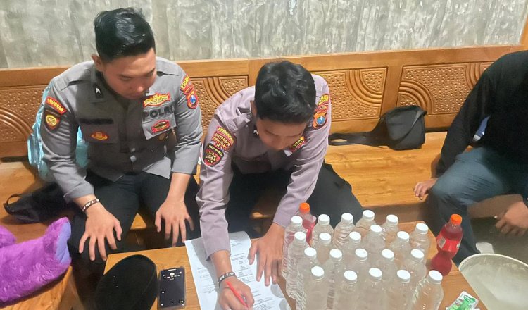 Samapta Polres Situbondo mendata botol Miras. (Foto: Humas Polres Situbondo)
