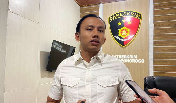 Kasatreskrim Polres Ponorogo, AKP Ryo Pradana, saat diwawancarai awak media. (Foto: Istimewa)
