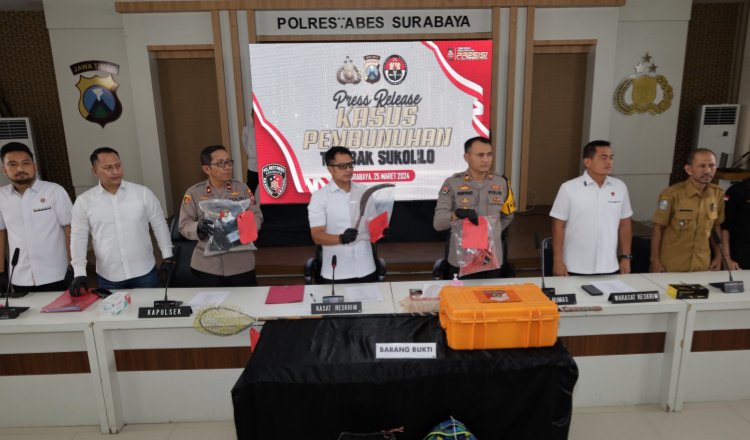 PRESS CONFERENCE: Kasatreskrim Polrestabes Surabaya menunjukkan barang bukti sebilah celurit yang digunakan SH dalam membunuh Hudoyo, Senin (25/3/2024).