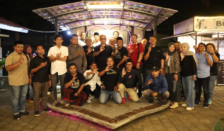 Danlanal bersama Insan Pers Banyuwangi foto bareng dalam momen silaturahmi ngabuburit bersama. (Foto: Endang - Zona Indonesia)