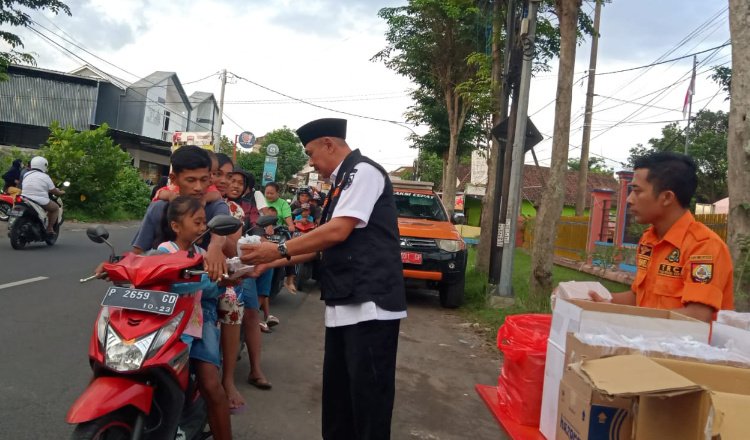 Kepala BPBD Jember, Widodo Julianto, membagikan takjil Kepada masyarakat di depan Kantor BPBD Jember. (Foto: Zainul Hasan)