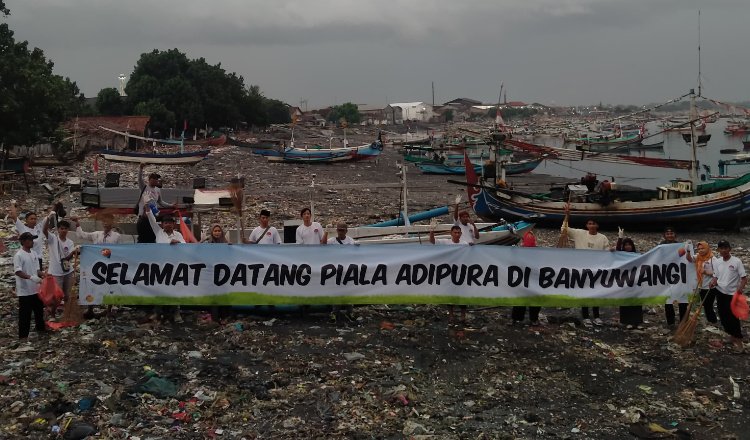 Kondisi tumpukan sampah di Laut Muncar, Banyuwangi. (Foto: Onny - Zona Indonesia)