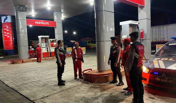 Kapolres Probolinggo beserta jajarannya mengecek salah satu SPBU, Kamis (28/3/2024). (Foto: Istimewa)