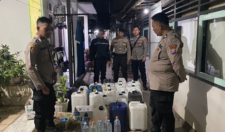 Polres Situbondo menyita puluhan jerigen berisi Arak. (Foto: Istimewa)