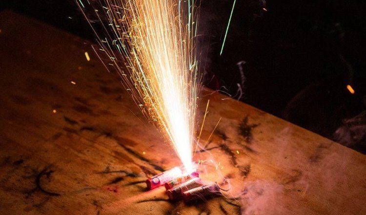 Mercon sedang terbakar. (Foto: Istimewa)