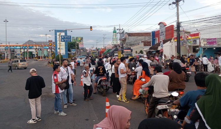 KMSB membagikan 1000 takjil di jalur Pelabuhan ASDP Ketapang. (Foto: Endang - Zona Indonesia)