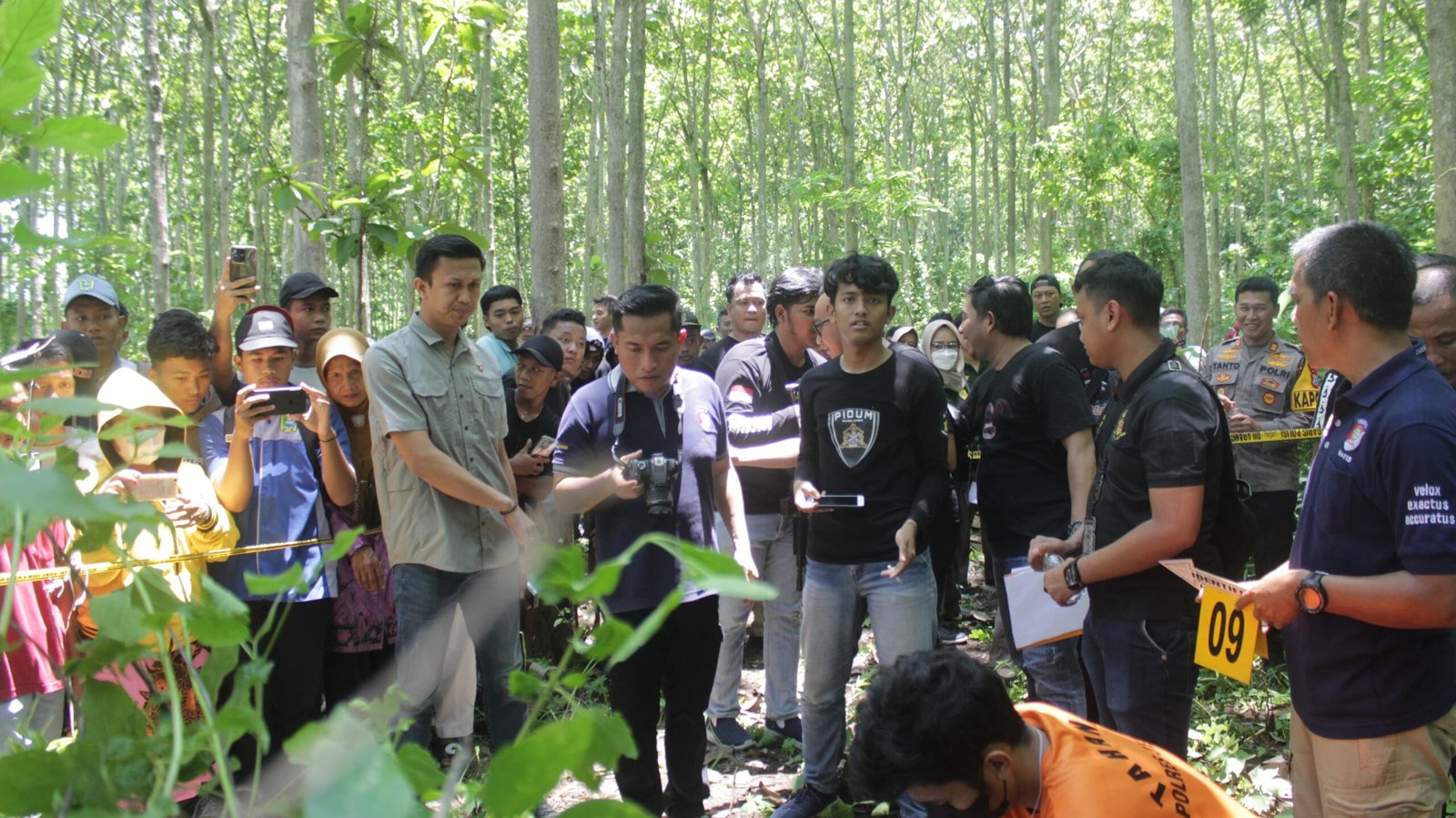Kasat Reskrim Polres Jember dalam reka 16 adegan pembantaian kakek Abdul Jalal, Kamis (29/2/2024). (Foto: Istimewa)