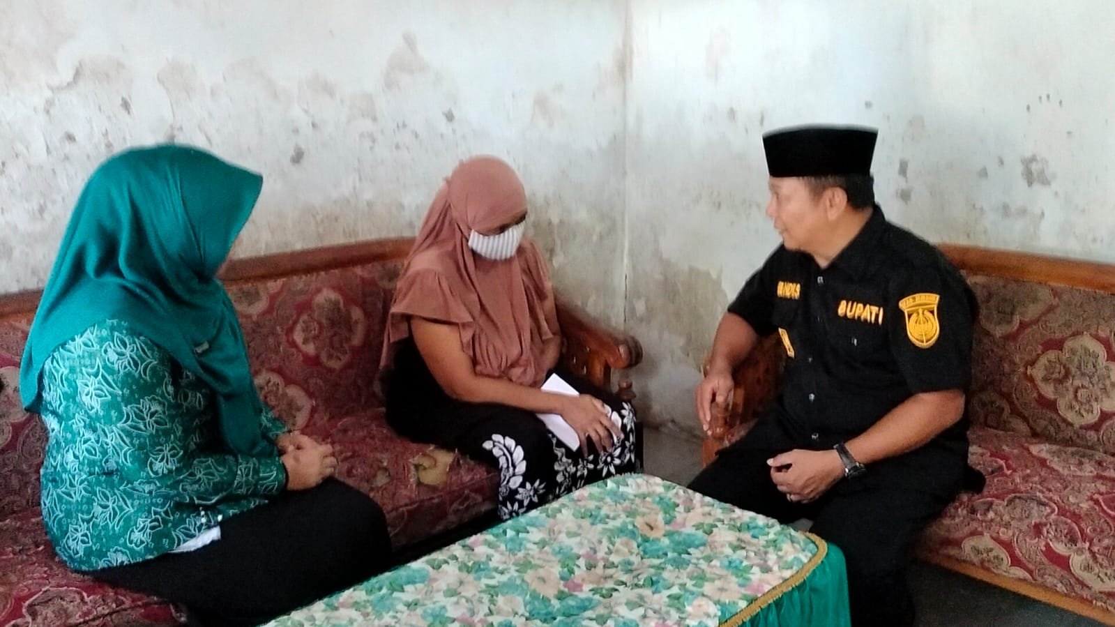 Bupati Jember menyambangi Bu Tika. (Foto: Istimewa)