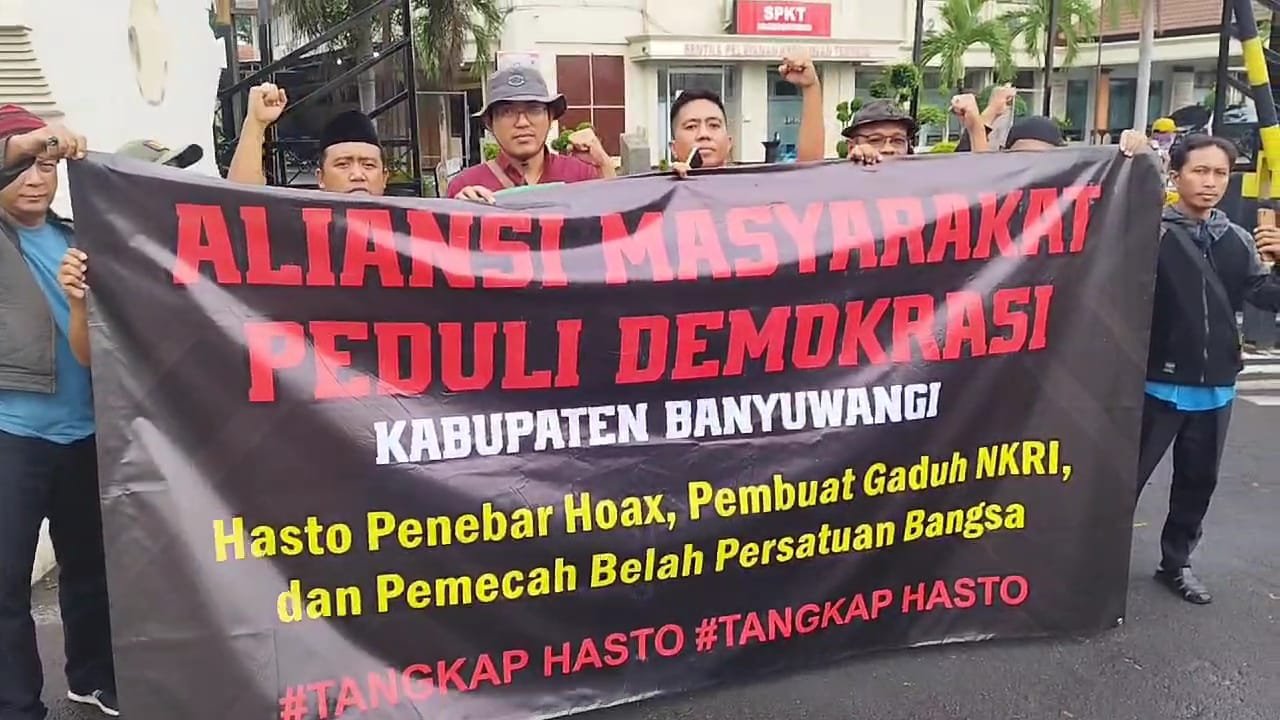 Warga melaporkan Sekjen Hasto Kristianto ke Polresta Banyuwangi, Kamis (21/3/2024). (Foto: Endang - zonaindonesia.co.id)