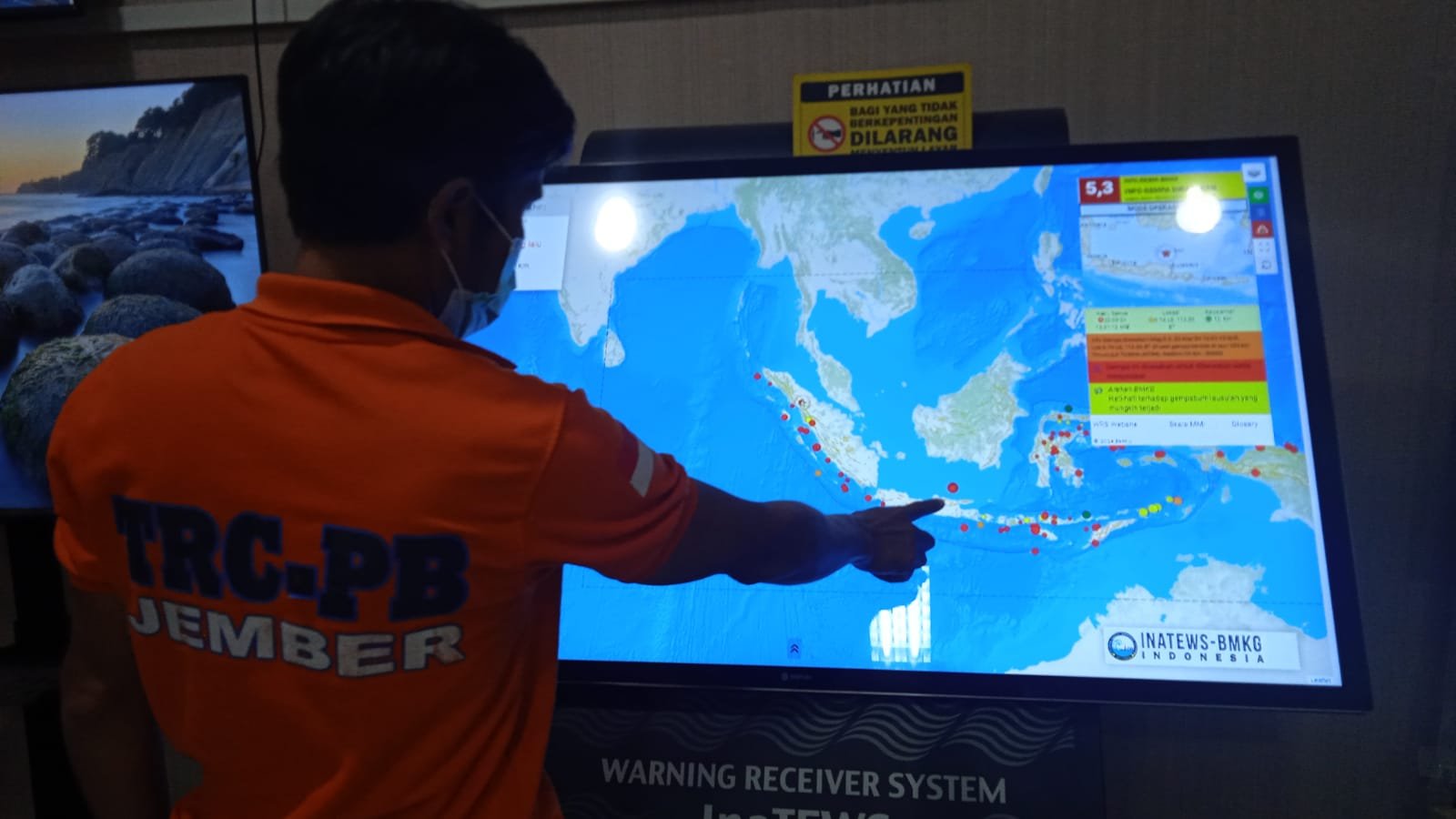 TRC-PB Jember menunjukkan titik gempa melalui WRS di ruang Pusdalops PB BPDB Jember. (Foto: Zainul Hasan)