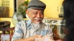 Pak De Thomas saat diwawancarai Jurnalis zonaindonesia.co.id, Kamis (4/4/2024). (Foto: Asep Ripkiyanto)
