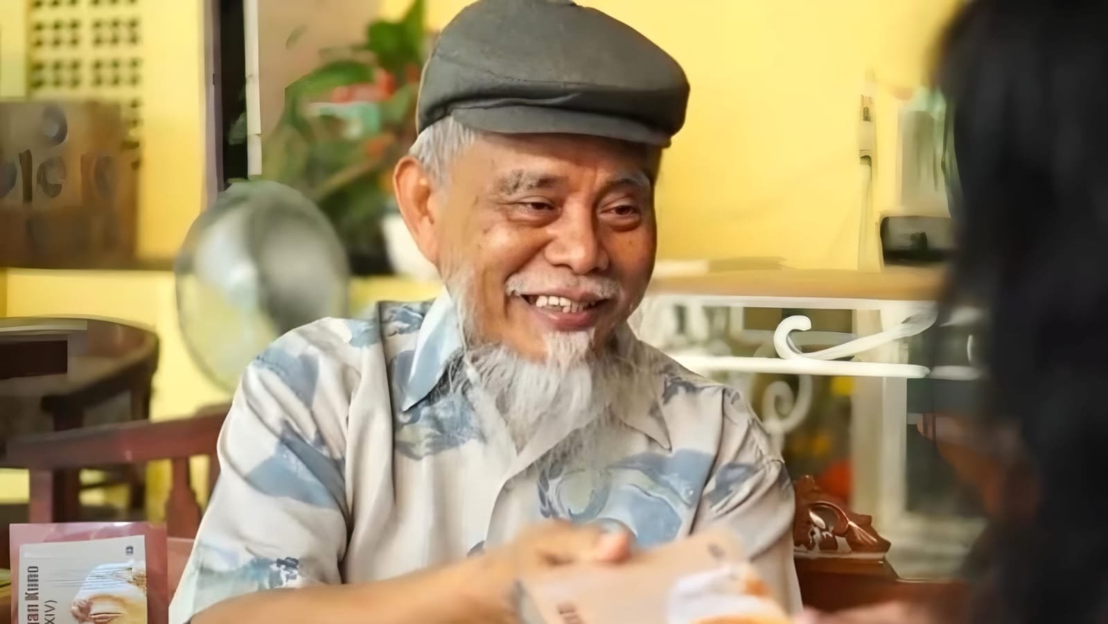 Pak De Thomas saat diwawancarai Jurnalis zonaindonesia.co.id, Kamis (4/4/2024). (Foto: Asep Ripkiyanto)