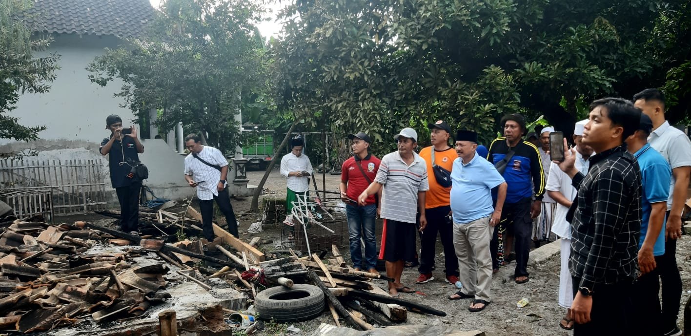Bupati Situbondo, Karna Suswandi, mendatangi lokasi rumah warga yang terbakar. (Foto: Pusdalops BPBD Situbondo)