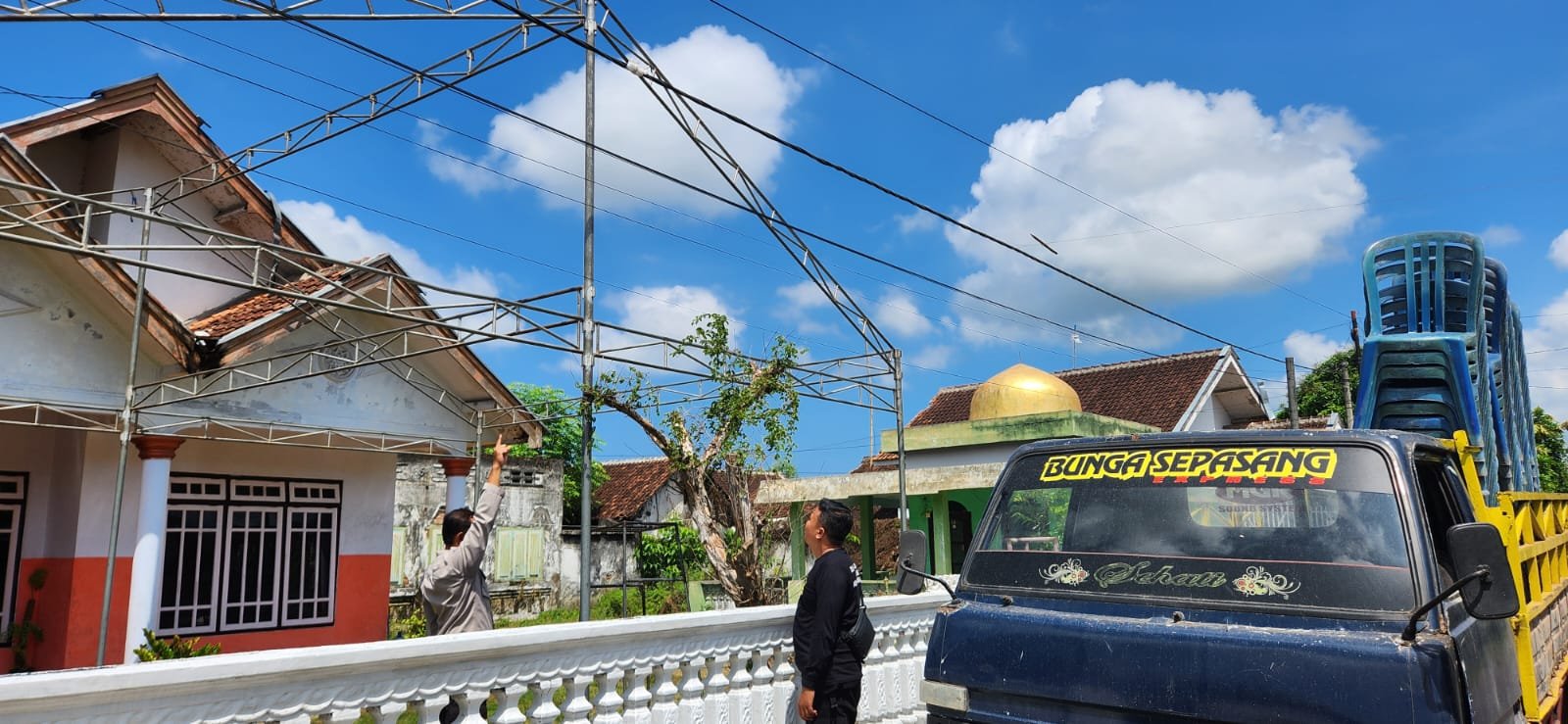 Korban tewas tersengat listrik saat tengah merangkai kerangka tenda. (Foto: Istimewa)
