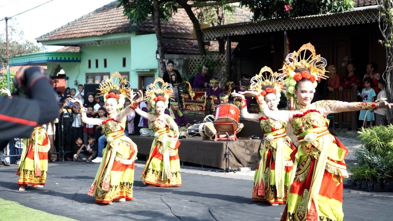 Rangkaian acara Ider Barong Bumi di Desa Kemiren. (Foto: Asep)