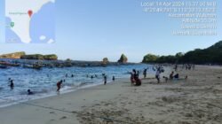 Pengunjung sedang menikmati waktu berlibur di Pantai Papuma Jember. (Foto: Kabid Pariwisata Dispar Jember)