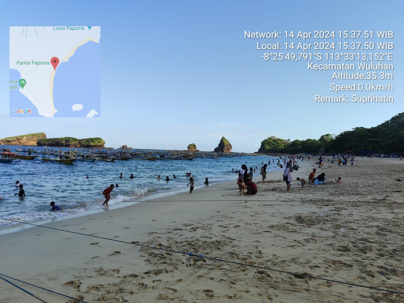 Pengunjung sedang menikmati waktu berlibur di Pantai Papuma Jember. (Foto: Kabid Pariwisata Dispar Jember)