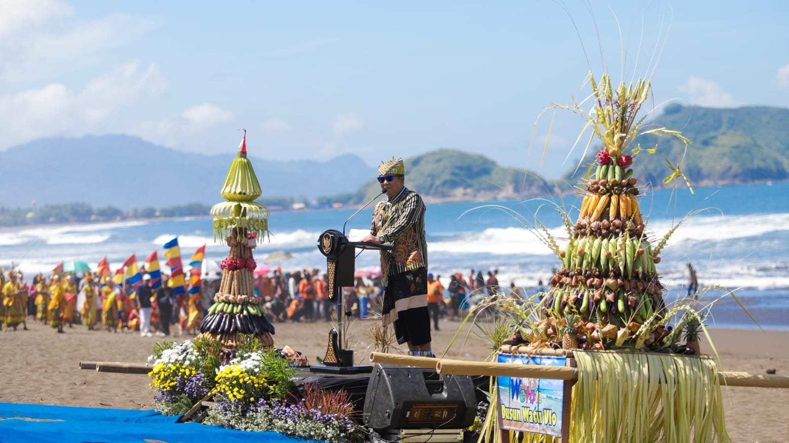 Bupati Jember memberikan sambutan dalam acara Parade Pegon 2024 di Kecamatan Ambulu. (Foto: Diskominfo Jember)