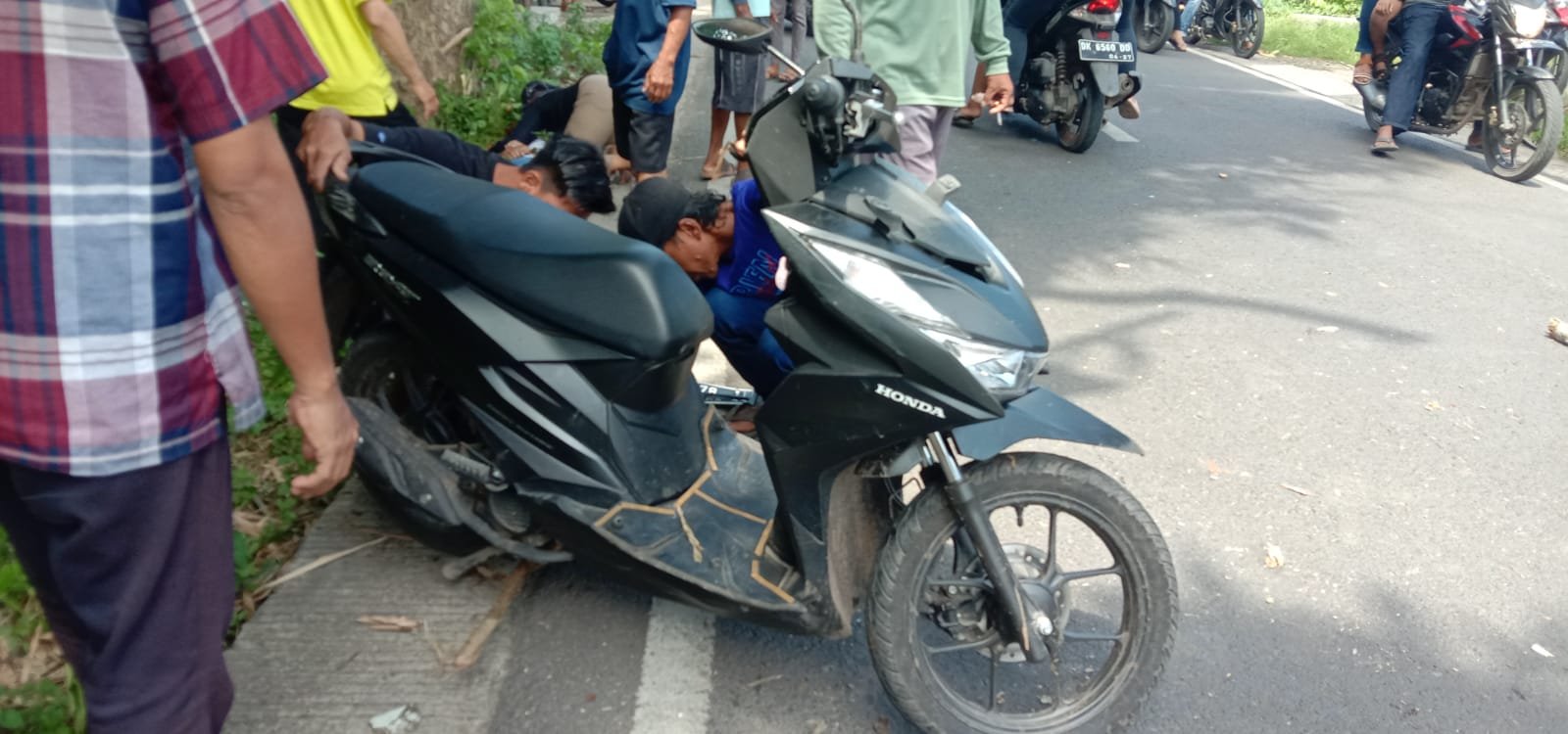 Warga mengevakuasi korban beserta kendaraannya. (Foto: Teamwork)