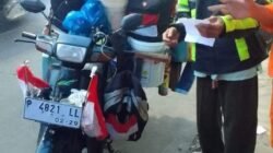 Penjual cilok, Daman Huri, beristirahat sejenak dalam perjalanannya. (Foto: Istimewa)