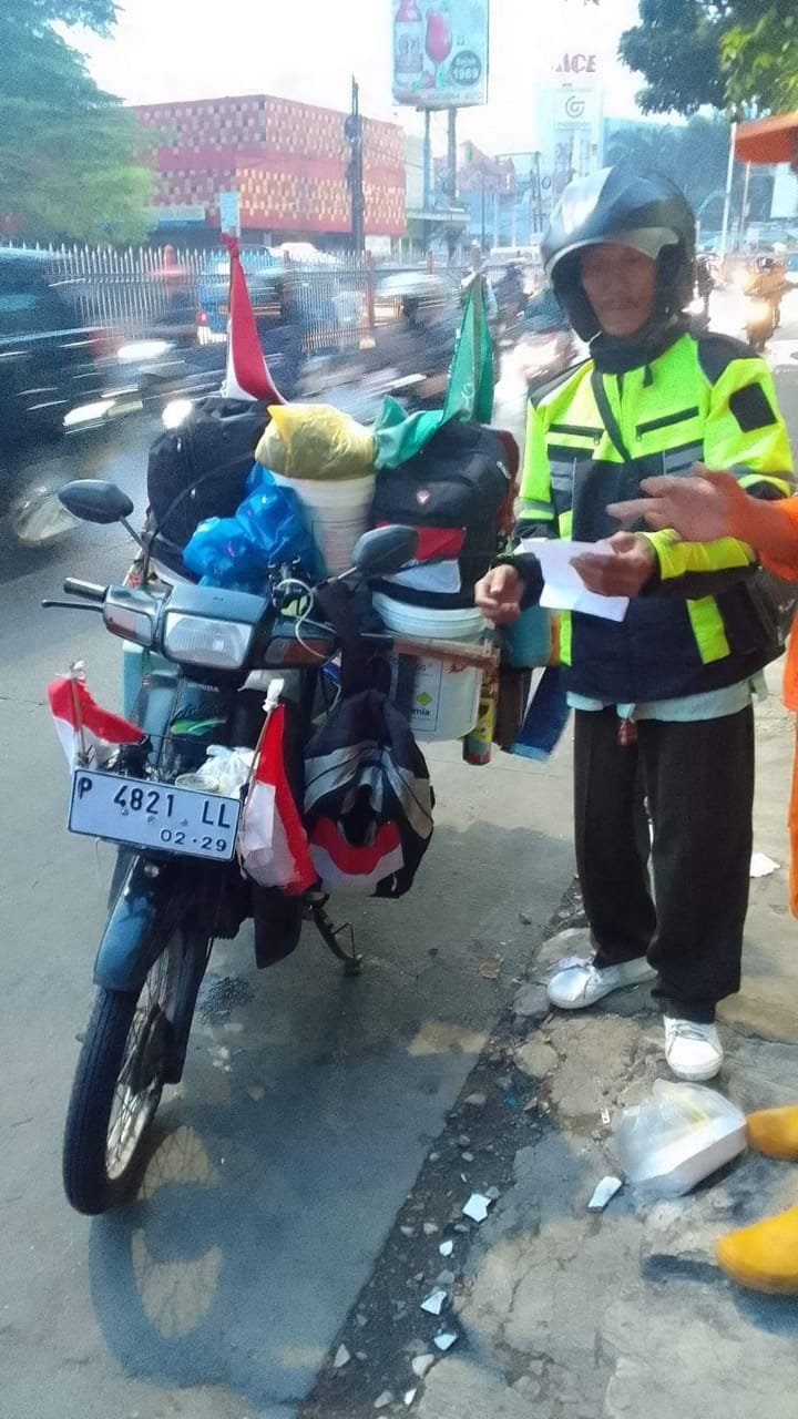Penjual cilok, Daman Huri, beristirahat sejenak dalam perjalanannya. (Foto: Istimewa)