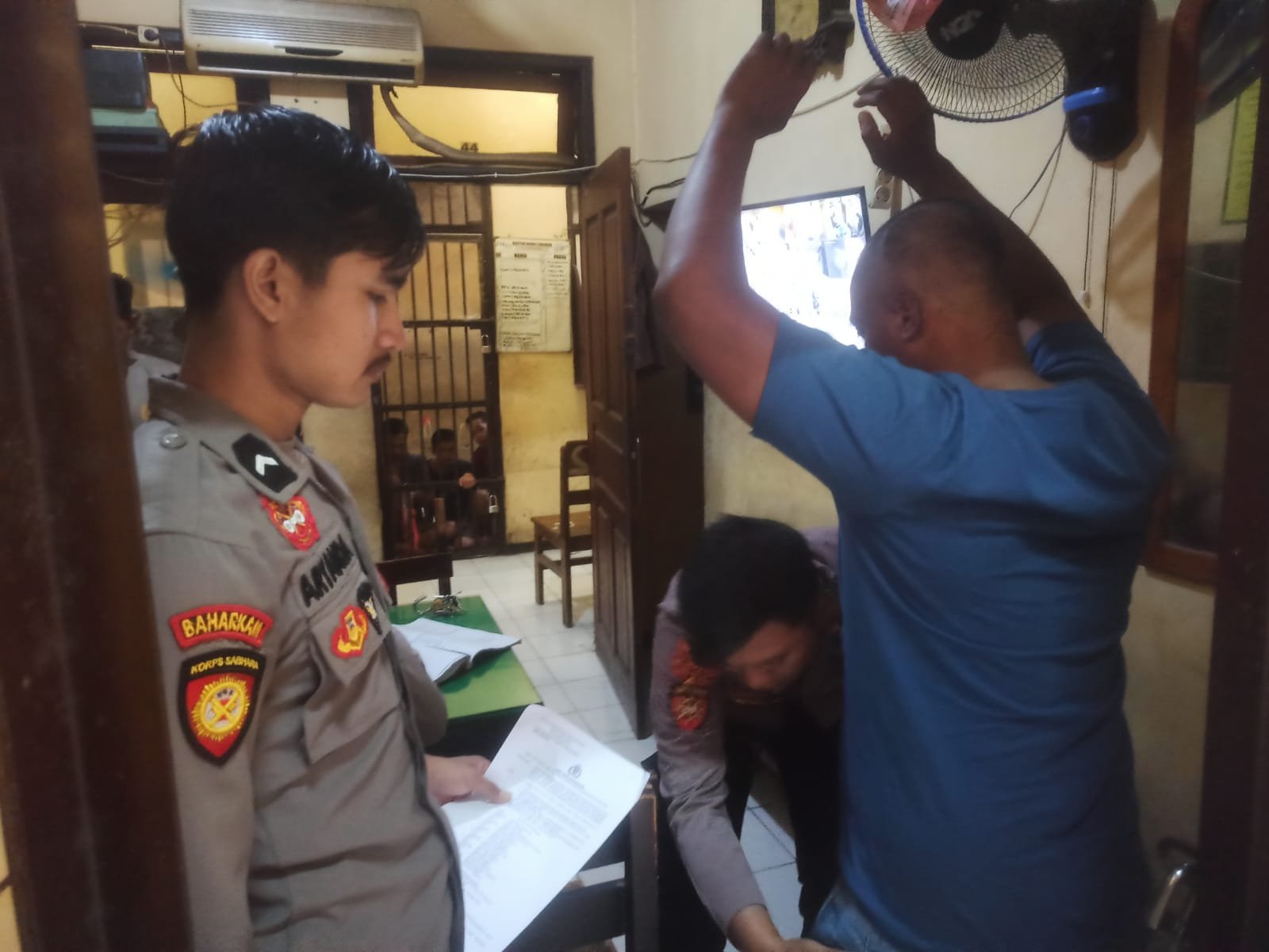 Anggota Polres Situbondo memeriksa pelaku Curanmor. (Foto: Humas Polres Situbondo)