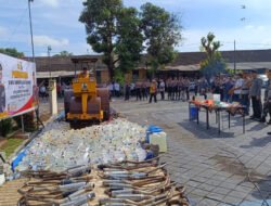 Polres Jember Musnahkan 5000 Miras dan 1,5 Kilogram Ganja