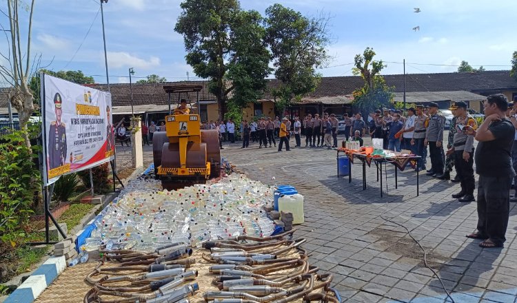 Polres Jember musnahkan ribuan Miras dan narkoba di halaman Satlantas Polres Jember. (Foto: Teamwork)