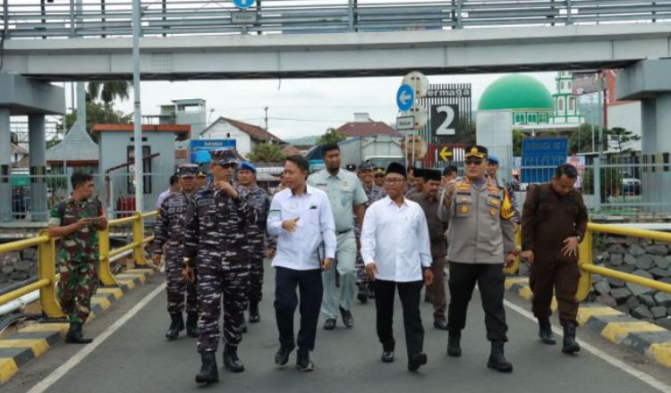 Forpimda Banyuwangi meninjau aktivitas kendaraan di Pelabuhan ASDP Ketapang. (Foto: Istimewa)