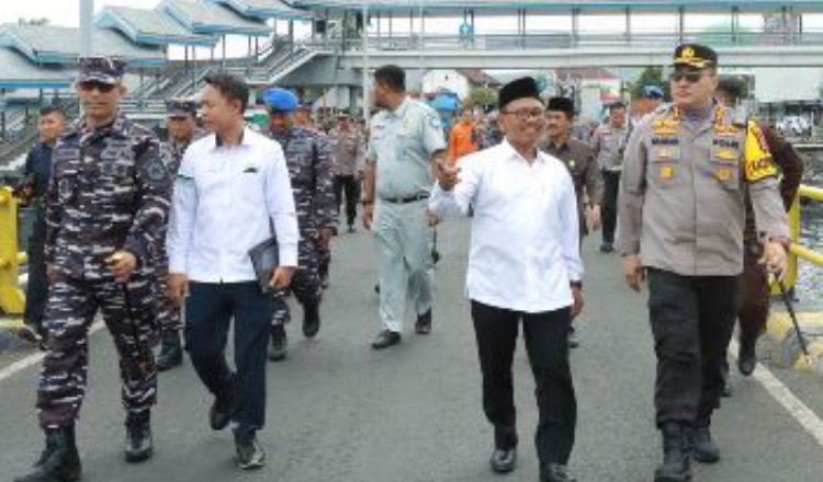 Forpimda Banyuwangi meninjau aktivitas kendaraan di Pelabuhan Ketapang menjelang arus mudik lebaran 1445 hijriah. (Foto: Istimewa)