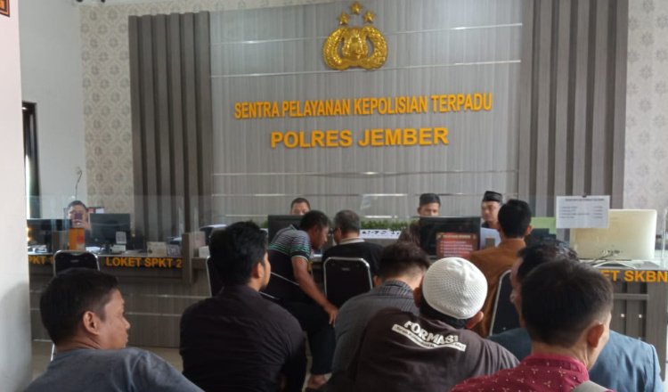 Para petani melaporkan Kases Pace gegara menebang habis pohon Kopi Robusta Milo Pace, Jumat (5/4/2024). (Foto: Istimewa)