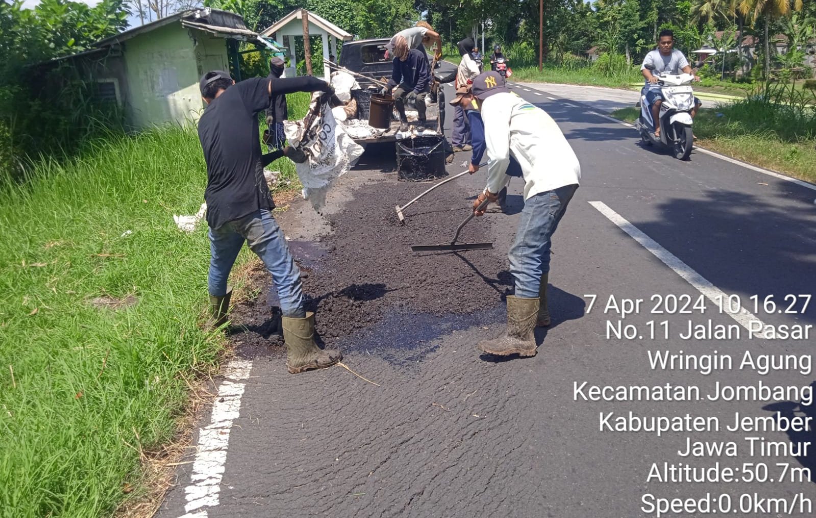Pemkab Jember memperbaiki jalan rusak di Desa Wringin Agung, Kecamatan Jombang. (Foto: Istimewa)