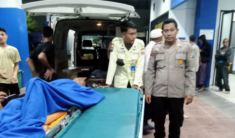 Kapolsek Puger mendampingi korban ke Puskesmas Puger usai diamuk warga, Minggu (7/4/2024). (Foto: Istimewa)