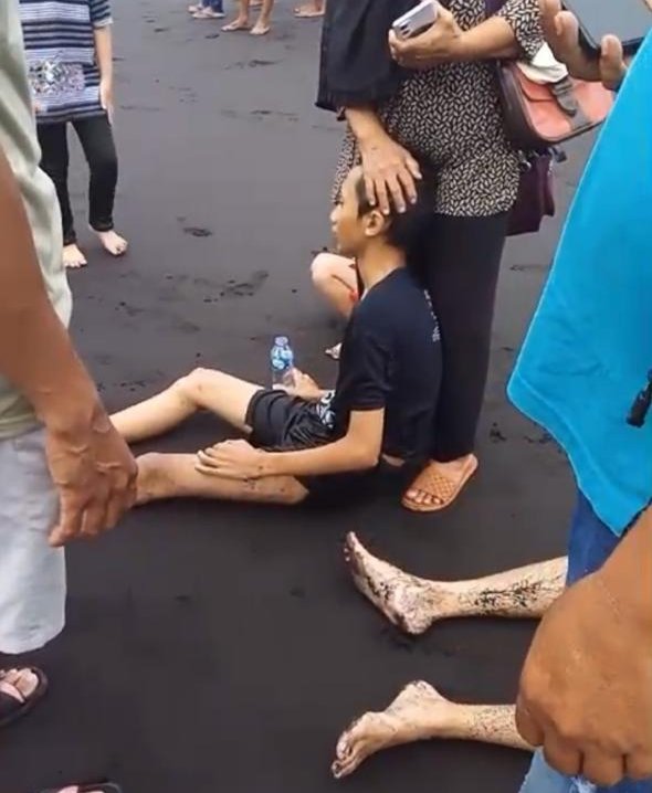 Warga Gresik usai digulung ombak Pantai Paseban. (Foto: Istimewa)