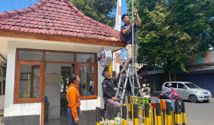 Polres Lumajang memasang CCTV di perlintasan KA Kecamatan Klakah. (Foto: Humas Polres Lumajang)
