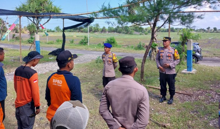 Petugas gabungan menggelar Apel pagi di halaman Pos Pantau Wisata Pantai Paseban, Jumat (12/4/2024), pagi. (Foto: Istimewa)