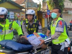 TRC Polres Malang Evakuasi Pemudik yang Sesak Nafas di Jalan