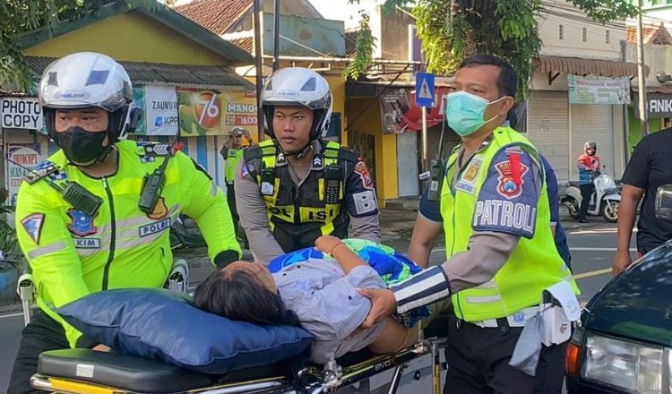 TRC Polres Malang evakuasi pemudik yang sesak nafas di jalan, Sabtu (13/4/2024). (Foto: Humas Polres Malang)
