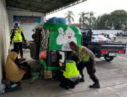 Polres Mojokerto Bantu Warga Dorong Bajaj Mogok di Jalan