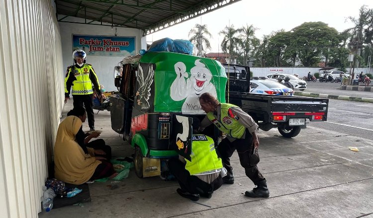 Anggota Polres Mojokerto bantu warga dorong Bajaj, Jumat 12/4/2024). (Foto: Humas Polres Mojokerto)