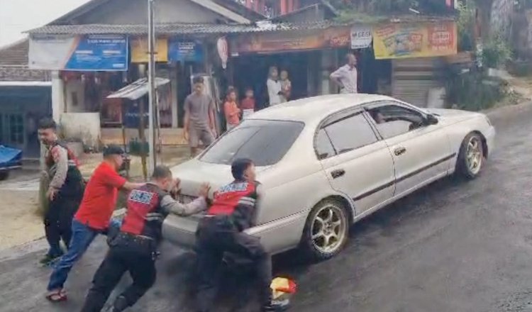 Pasukan DROGBAN Polres Magetan bantu warga dorong Mobil di tanjakan. (Foto: Humas Polres Magetan)