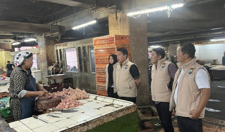 Tim Satgas Pangan Ditreskrimsus Polda Jawa Timur memantau harga Bapokting di salah satu pasar tradisional. (Foto: Istimewa)